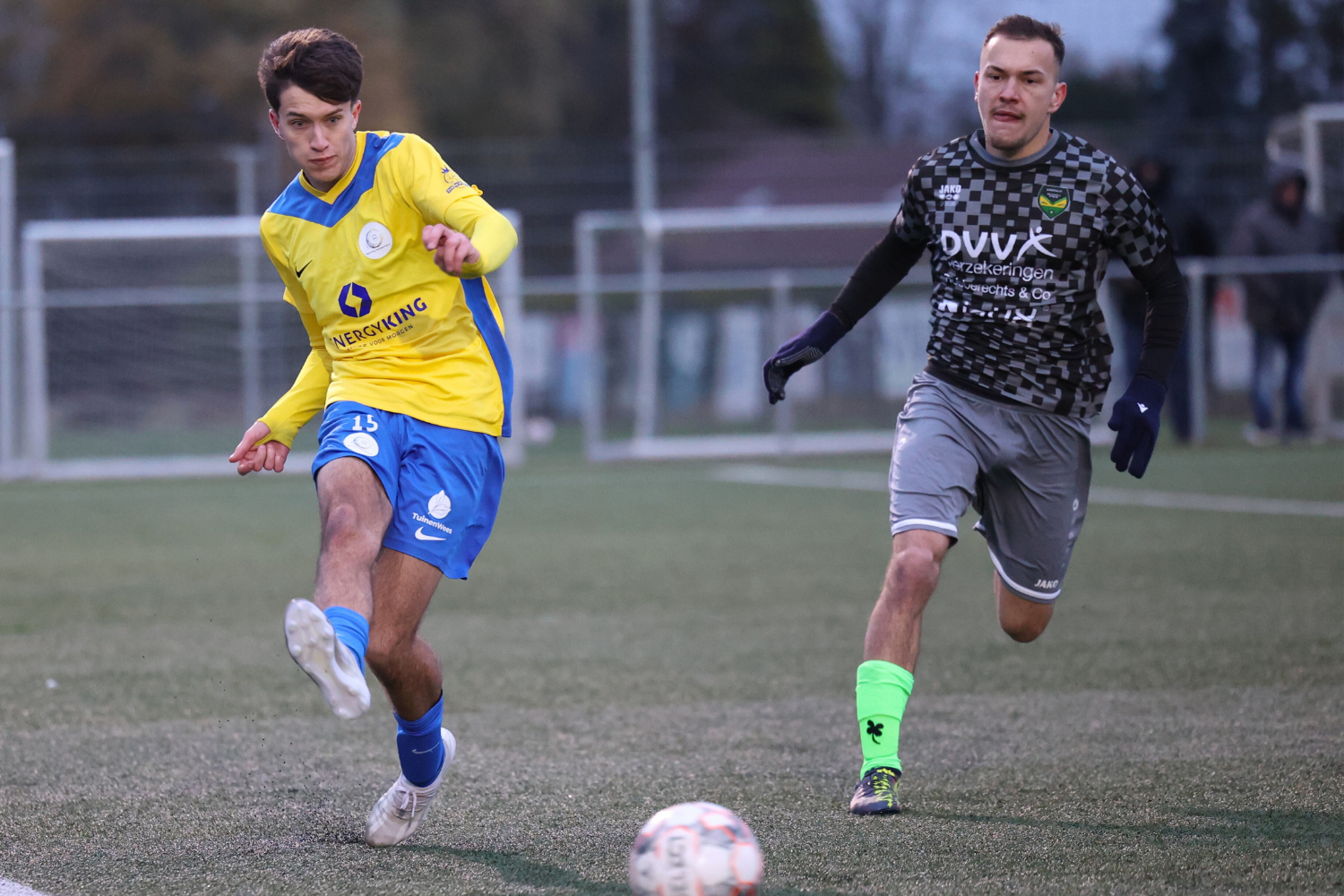 Stan Roosen brengt een aanval op gang voor Sporting. (© foto Jorghé Van Hecke)
