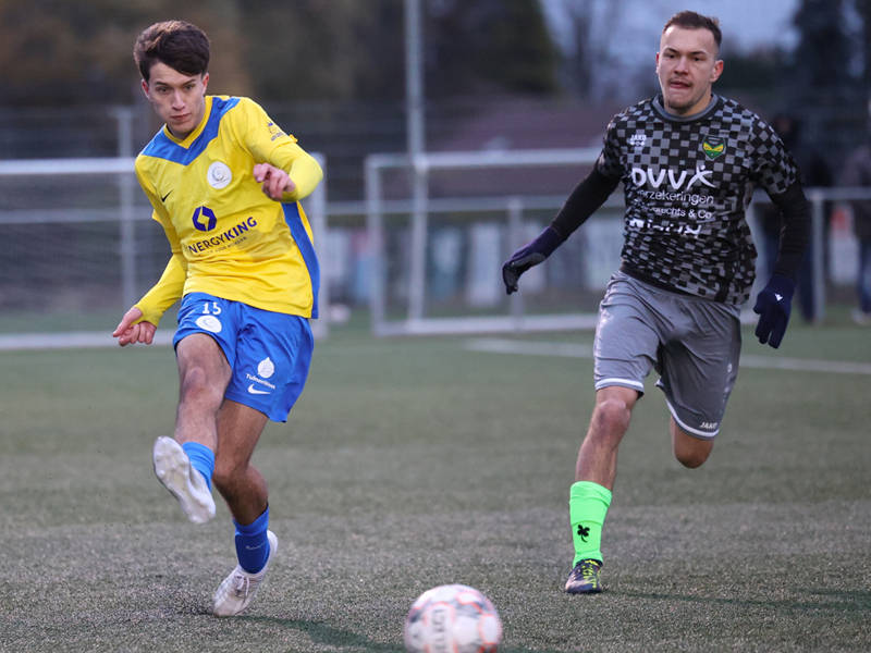 Stan Roosen brengt een aanval op gang voor Sporting. (© foto Jorghé Van Hecke)