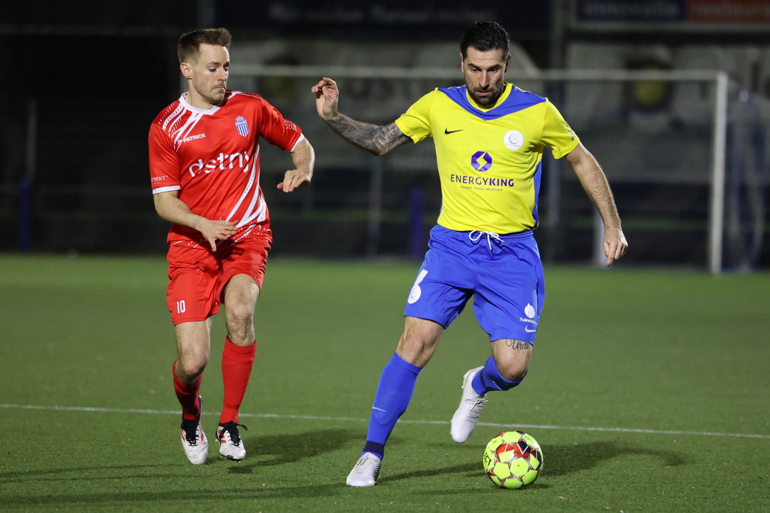 Yani Urdinov gaat Jarno De Becker voorbij. (© foto Jorghé Van Hecke)