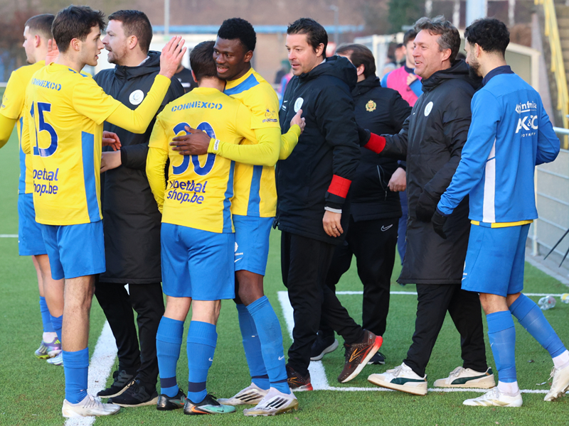 Vreugde na de beslissende goal van Djoumo Barry. (© foto Jorghé Van Hecke)