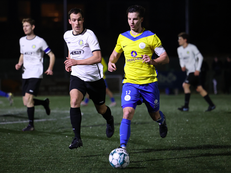 Thomas Desmet met Jeff Baeyens in de rug. (© foto Jorghé Van Hecke)