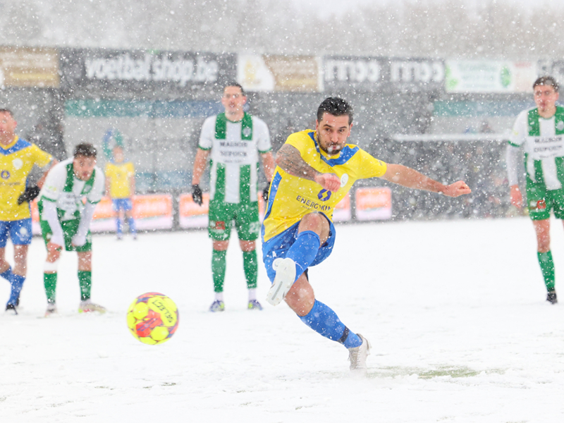 Yani Urdinov knalde van op de stip de 2-0 tegen de touwen. (© foto Jorghé Van Hecke)