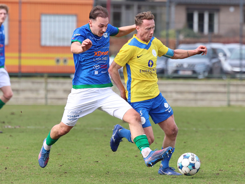 Nik Vangrunderbeek wordt op de huid gezeten door thuisspeler Rei Skendomemaj. (© foto Jorghé Van Hecke)