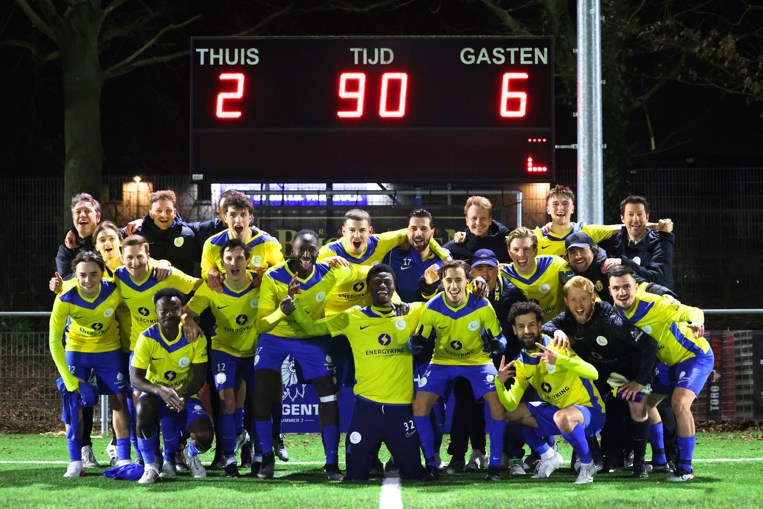 De ruime overwinning werd na afloop gevierd. (© foto Jorghé Van Hecke)
