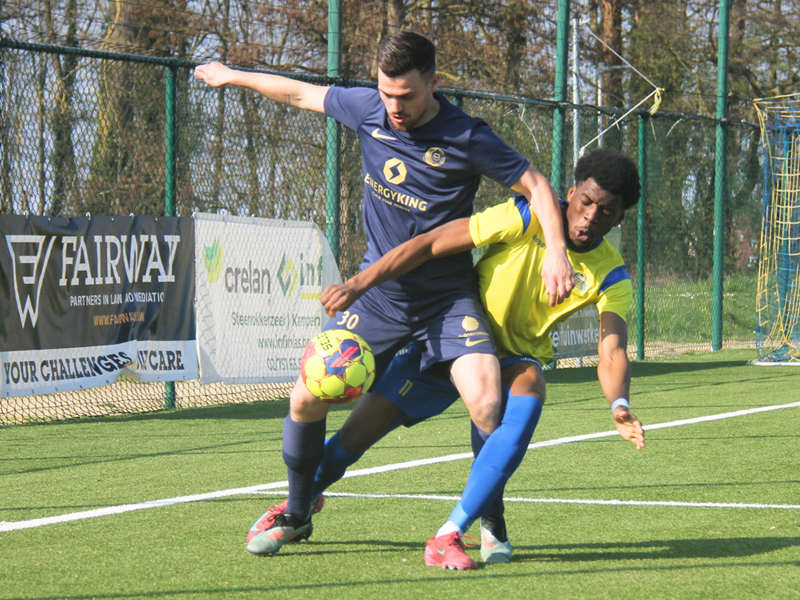 Corentin Gabrielli, hier in duel met Dorian Gaïse, scoorde tegen zijn vorige club. (© foto Jeroen Goolaerts)