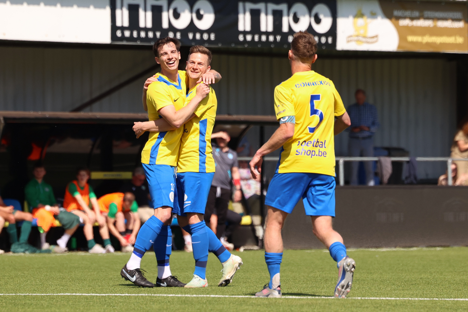 Van Tricht en Desmet vieren de 1-0 met Vangrunderbeek. (© foto Jorghé Van Hecke)