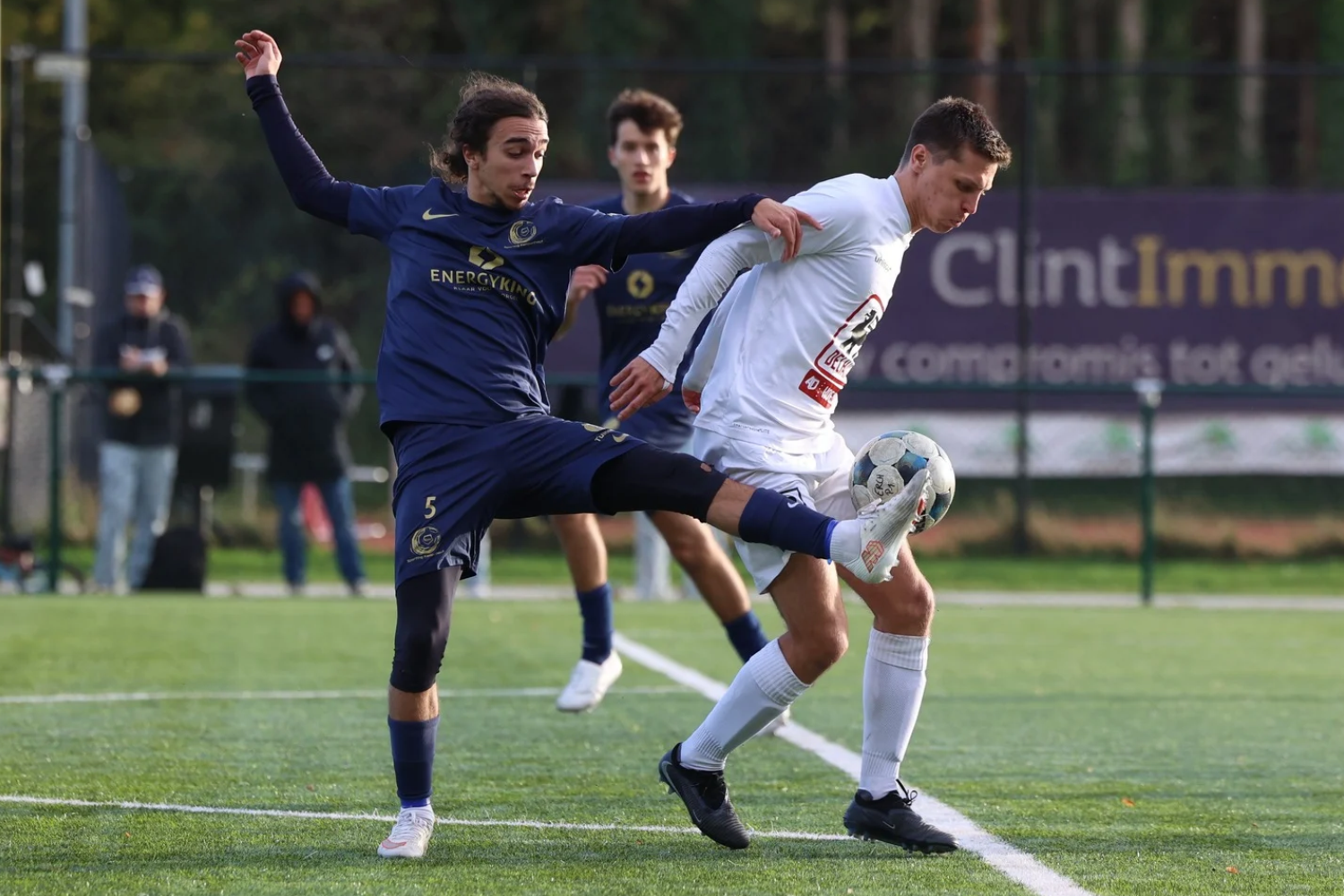 Belmiro Correia Soares in een duel om de bal. (© foto Jorghé Van Hecke)